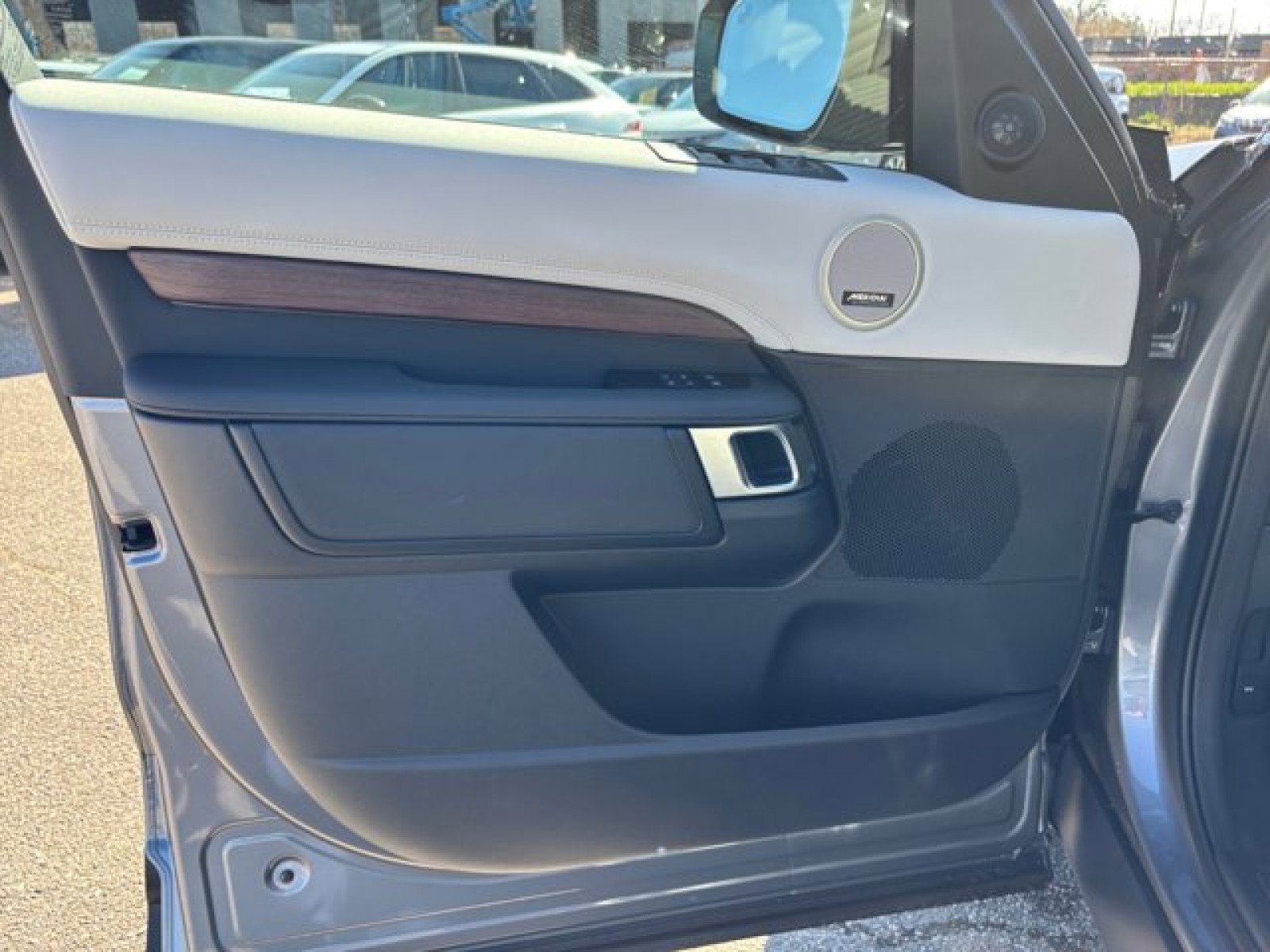 New 2025 Land Rover Discovery S image 21