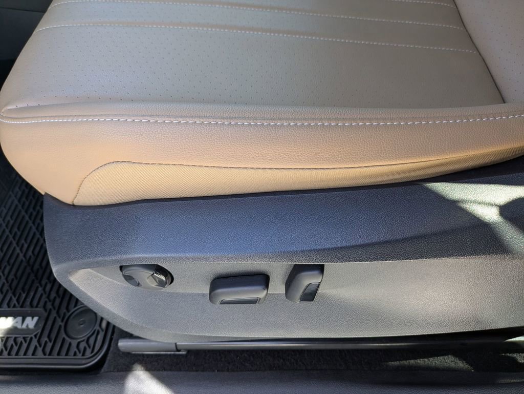 Used 2022 Volkswagen Tiguan SE AWD/4WD image 14