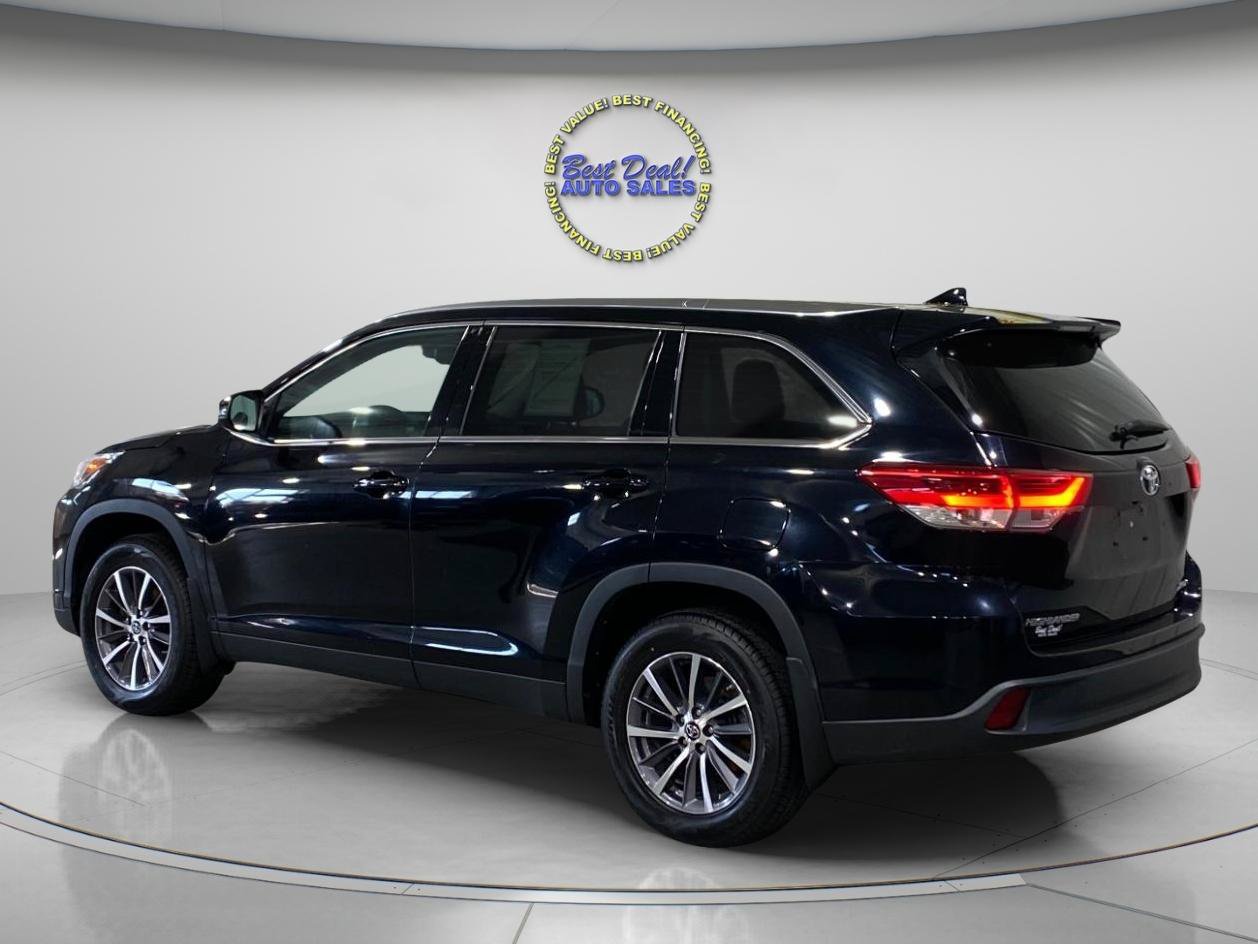 Used 2019 Toyota Highlander XLE AWD/4WD image 3