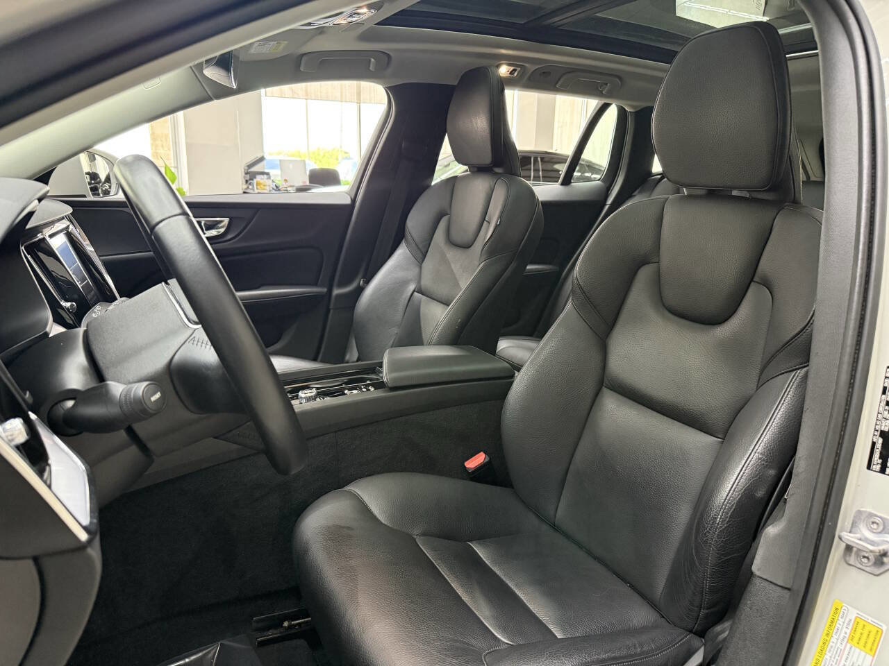 Used 2020 Volvo V60 T5 Momentum image 11