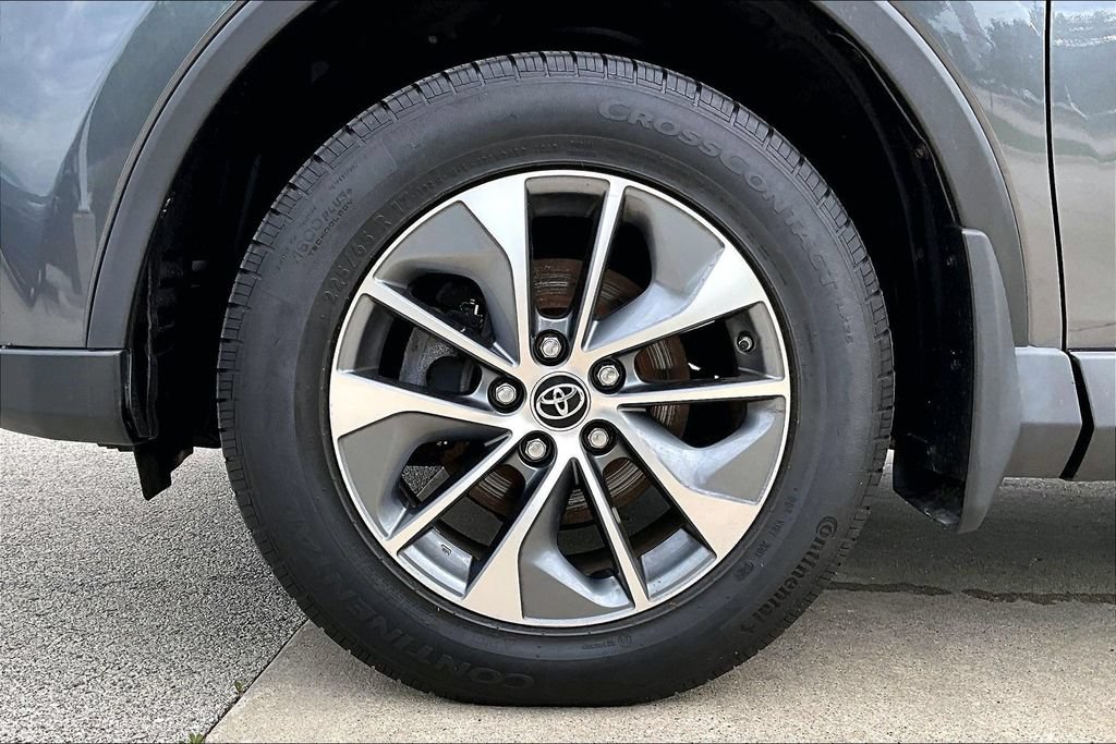 Used 2018 Toyota RAV4 XLE AWD/4WD image 10