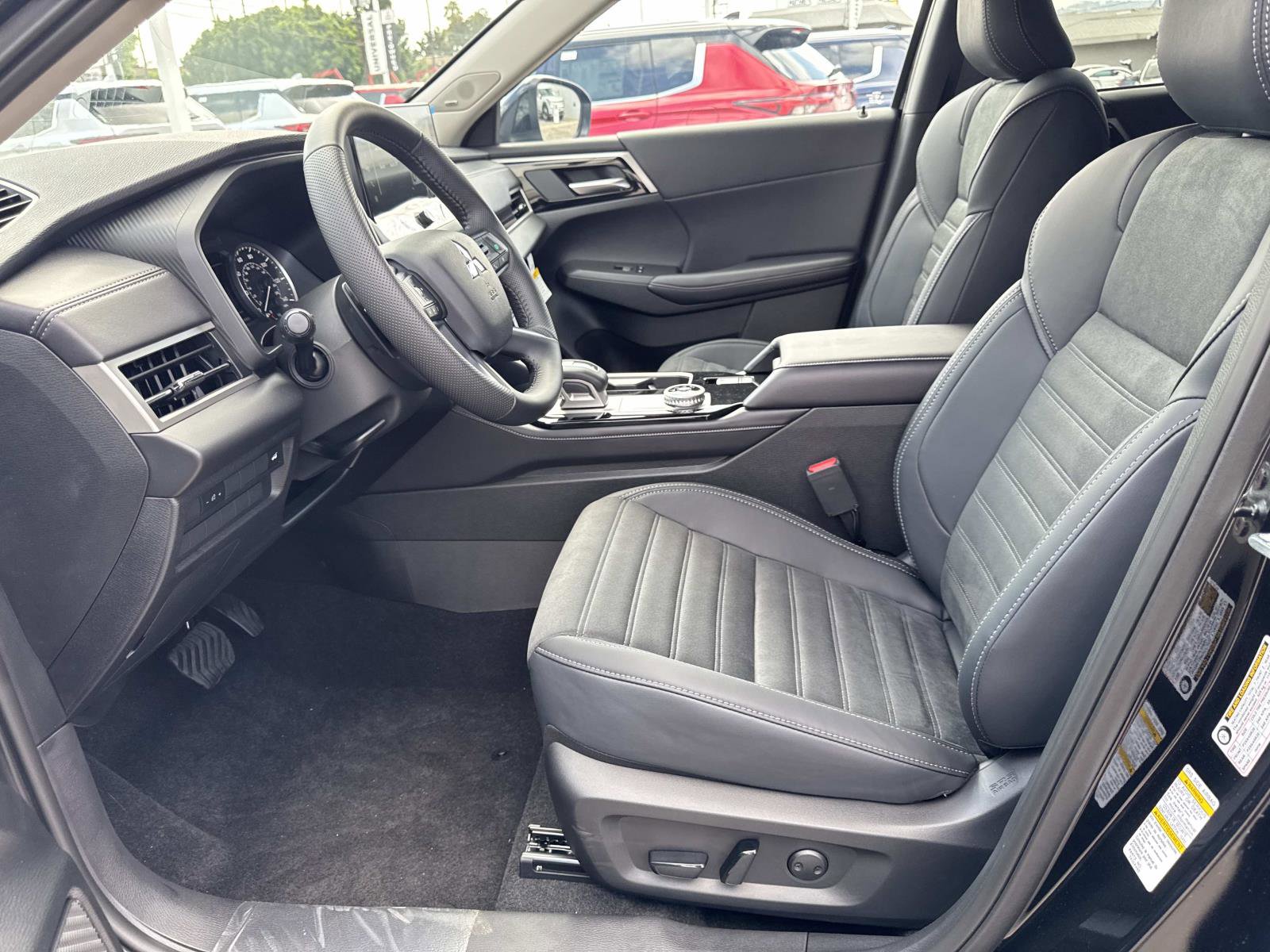 New 2025 Mitsubishi Outlander SE image 15