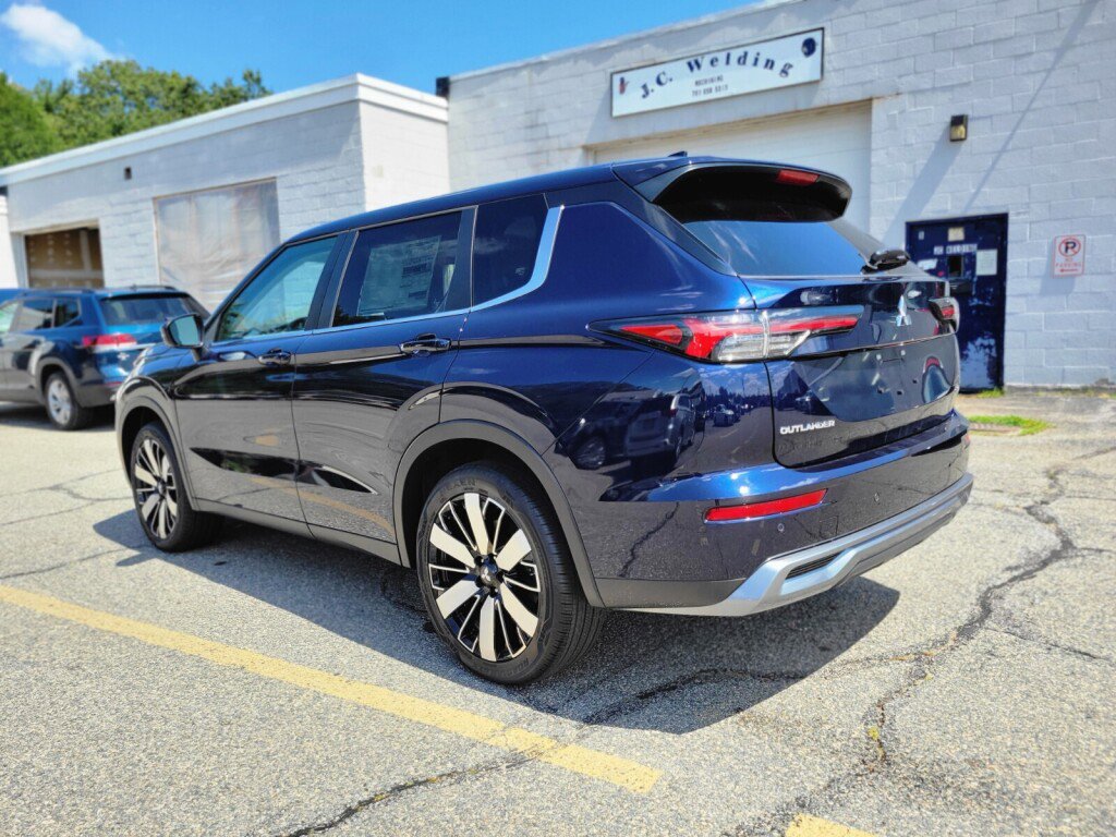 New 2025 Mitsubishi Outlander SE image 3
