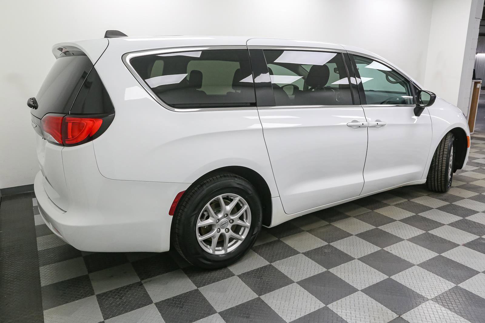Used 2024 Chrysler Voyager LX image 8
