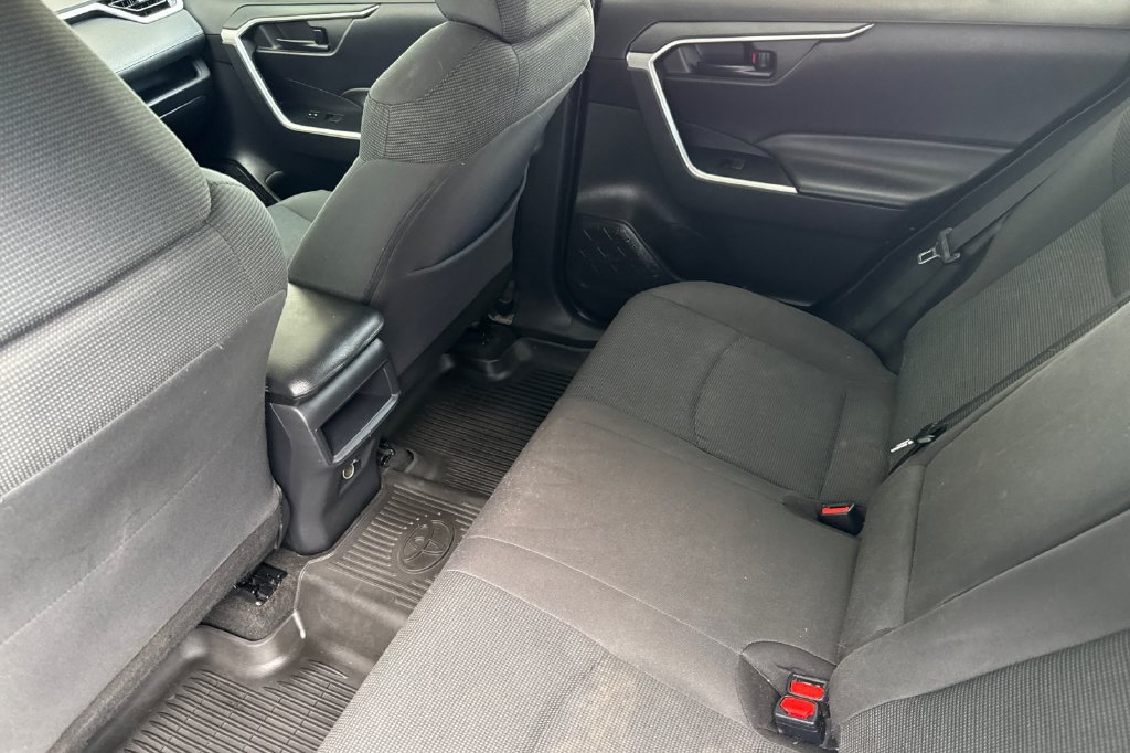 Used 2021 Toyota RAV4 LE AWD/4WD image 15