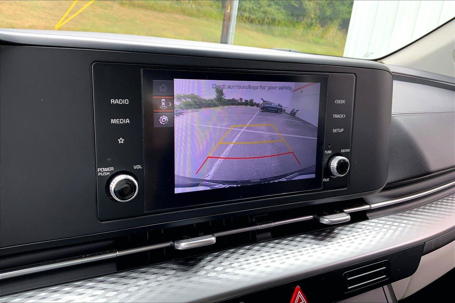Used 2024 Kia Carnival LX FWD image 16