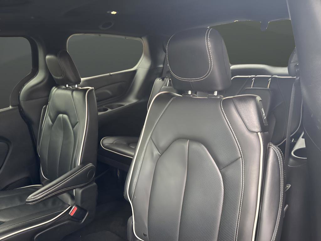 Used 2025 Chrysler Pacifica Limited image 26