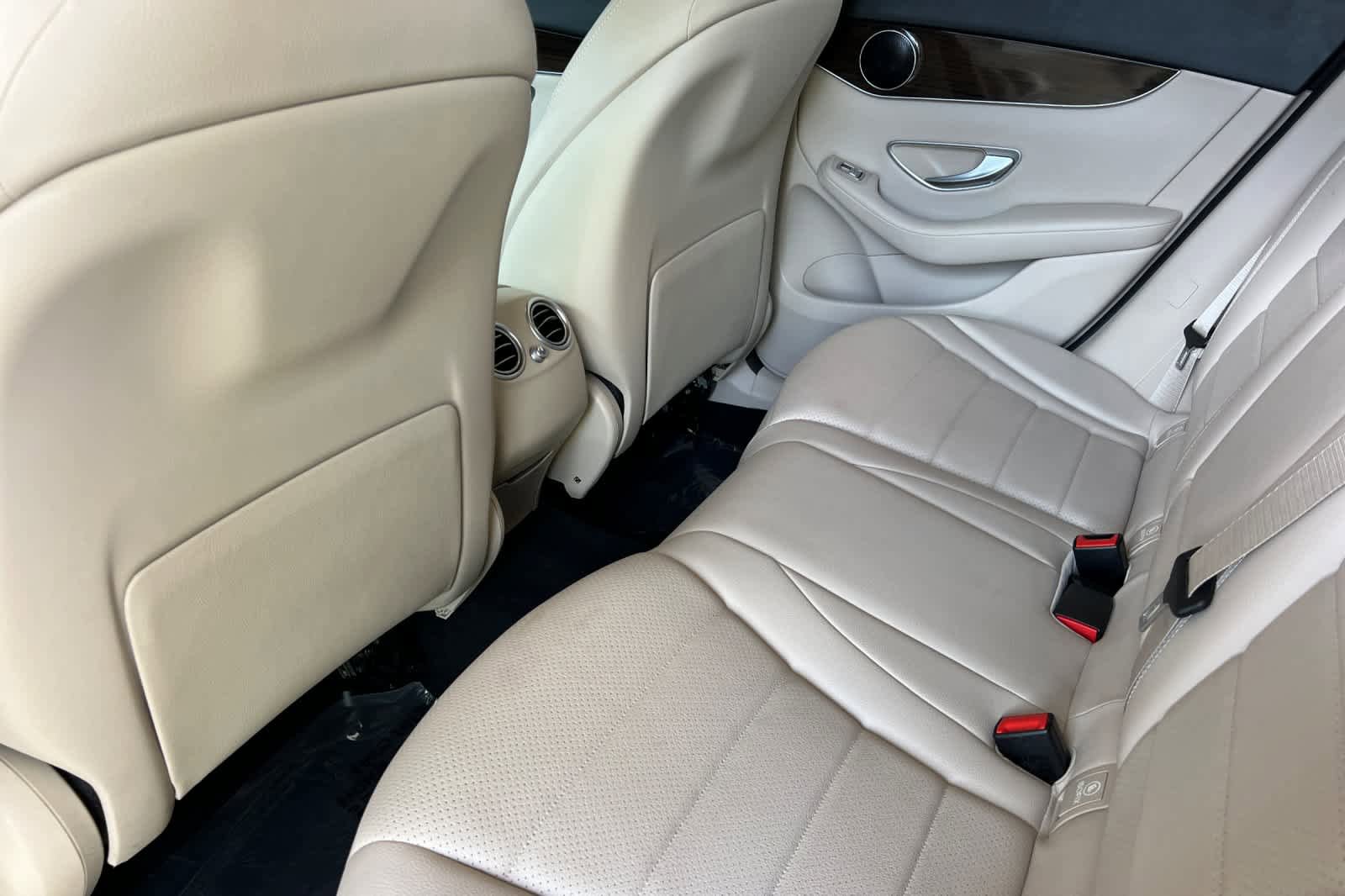 Used 2021 Mercedes-Benz GLC 300 4MATIC image 4