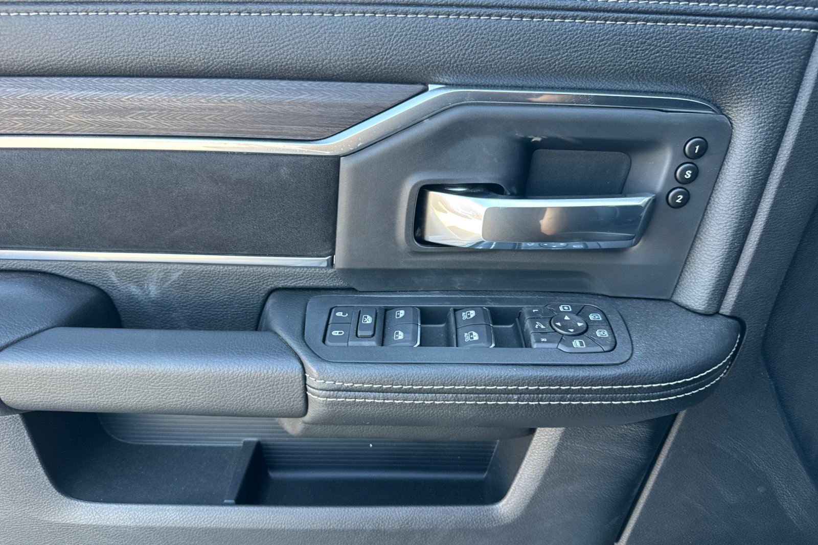 New 2026 RAM 2500 Laramie w/ Night Edition AWD/4WD image 10