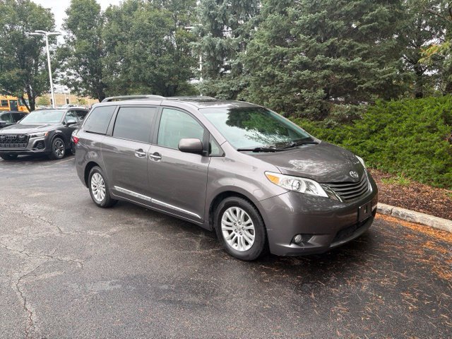 Used 2015 Toyota Sienna XLE Premium FWD image 3