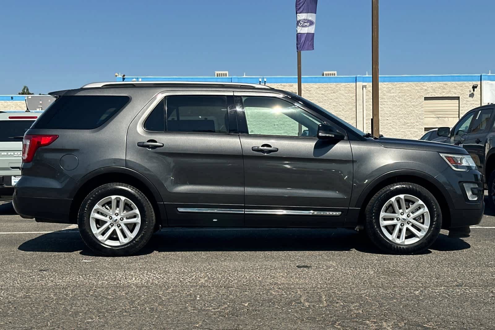 Used 2016 Ford Explorer XLT w/ Equipment Group 202A FWD image 8