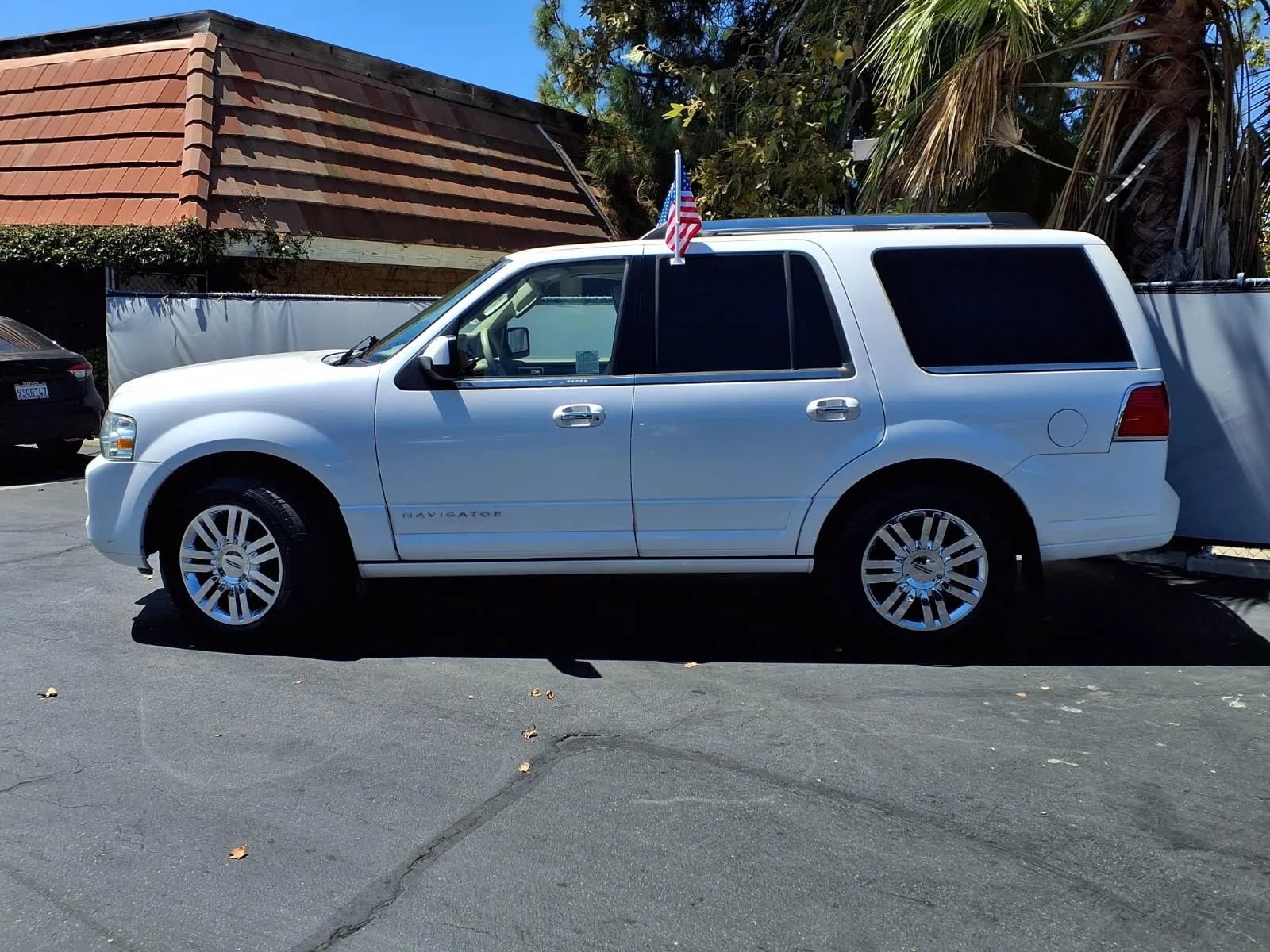 Used 2010 Lincoln Navigator 2WD image 3