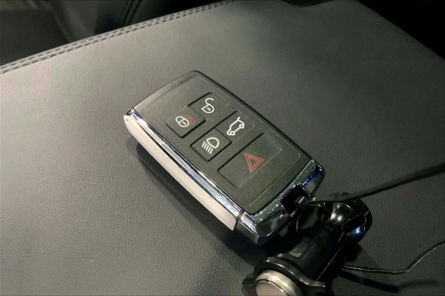 Used 2025 Land Rover Defender 130 S image 13