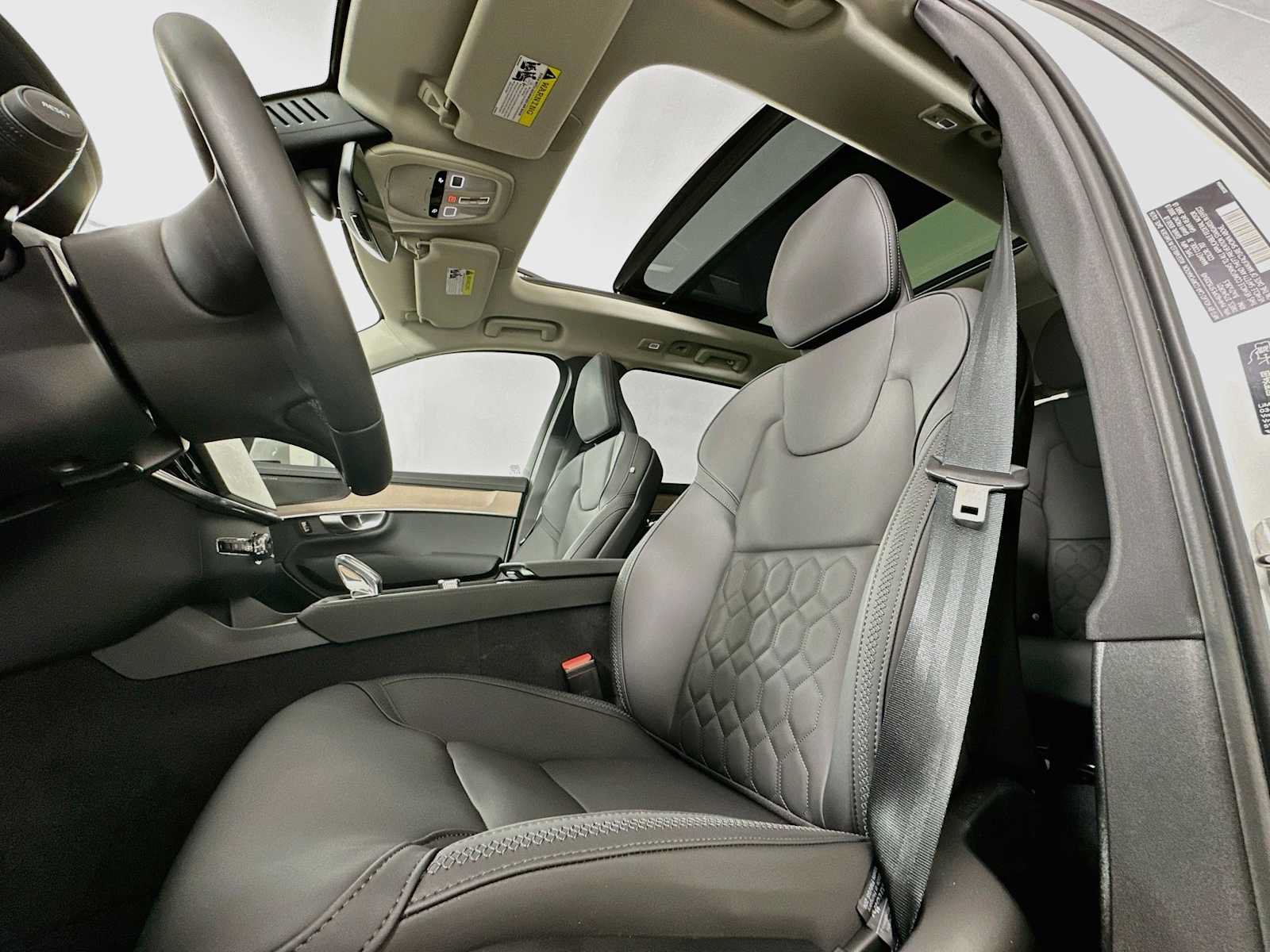 New 2026 Volvo XC90 T8 Plus w/ Protection Package Premier AWD/4WD image 18