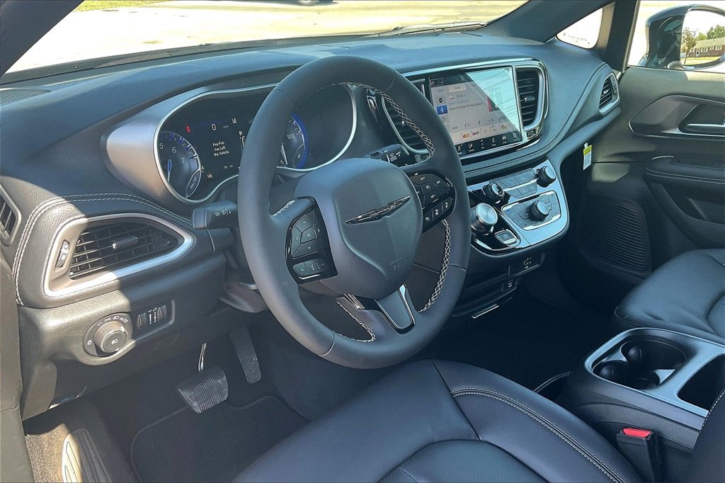 New 2026 Chrysler Pacifica Select image 6