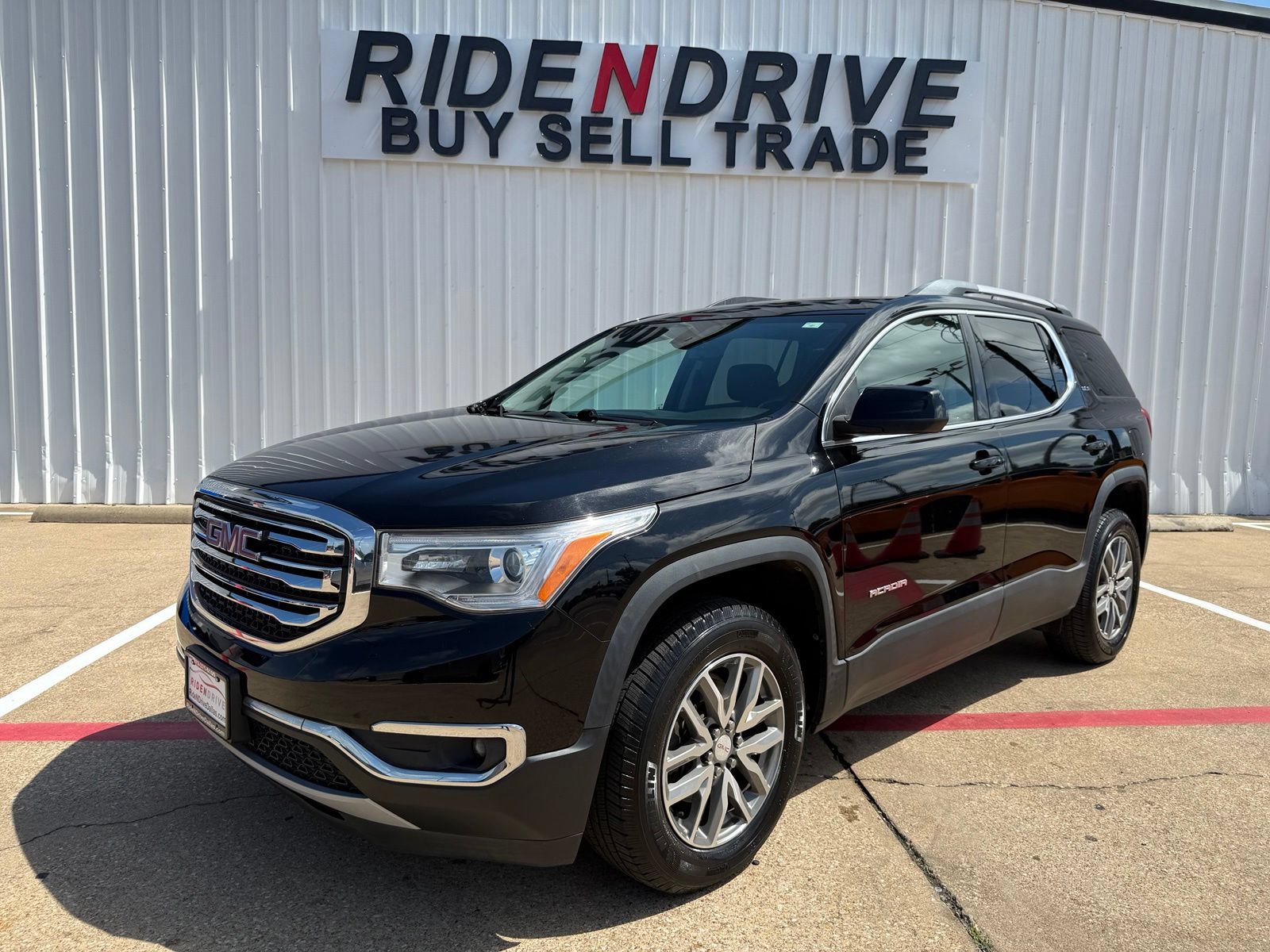 Used 2017 GMC Acadia SLE FWD image 1