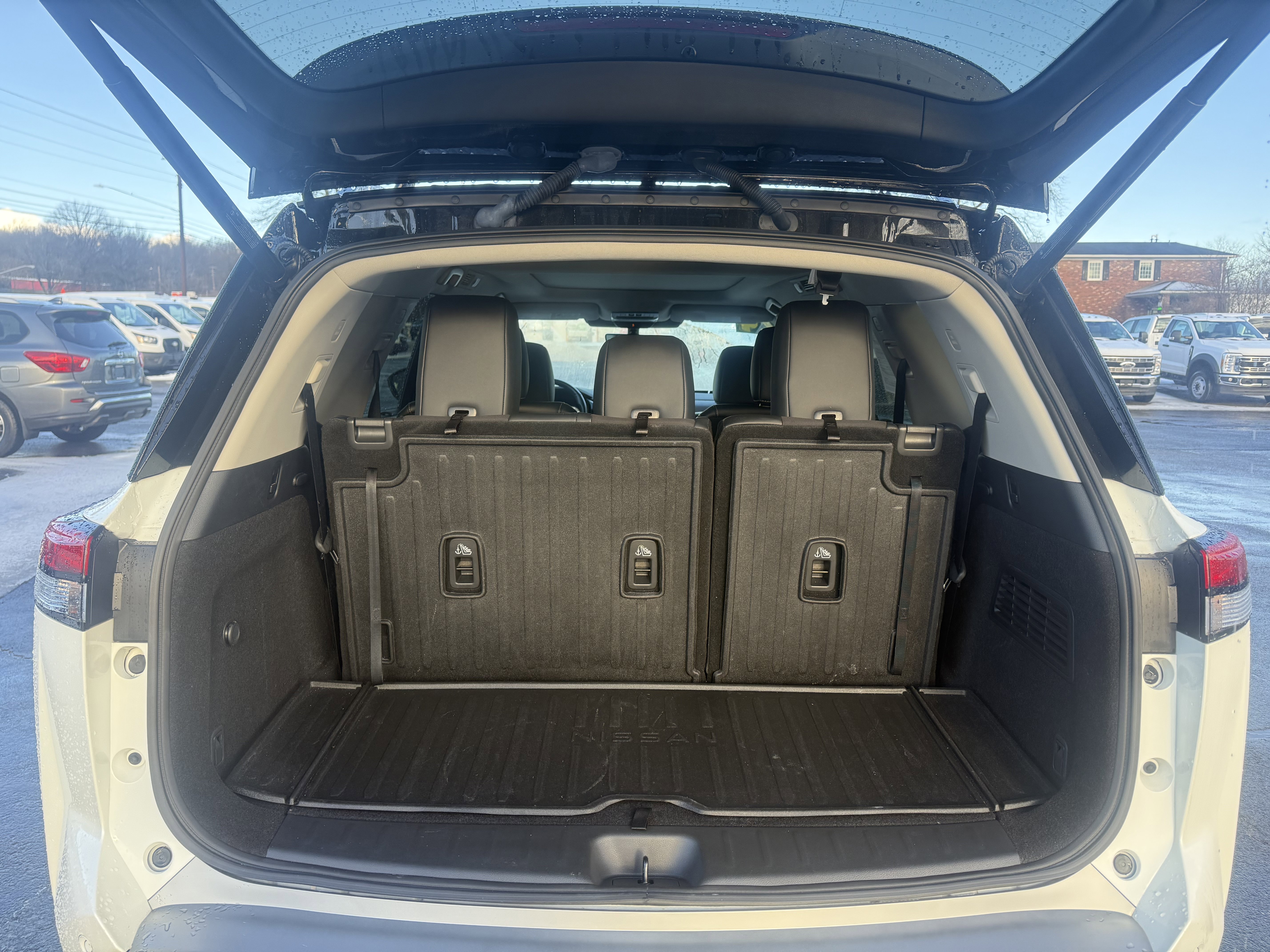 Used 2024 Nissan Pathfinder Platinum image 10