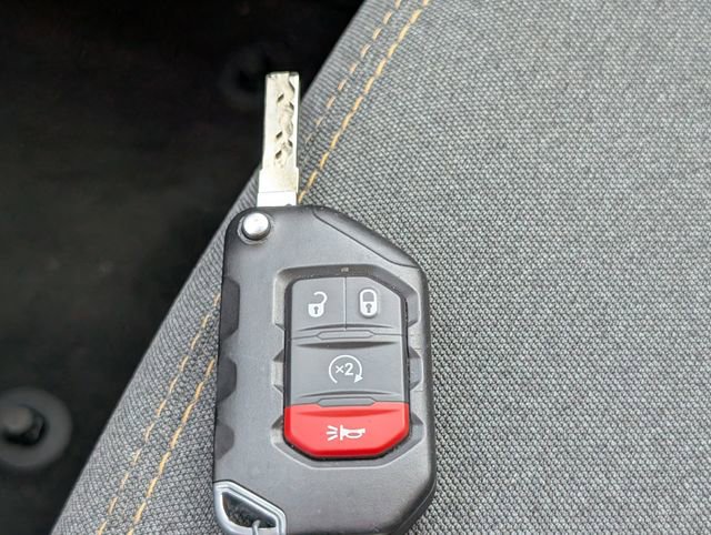 Used 2025 Jeep Wrangler Unlimited Sahara AWD/4WD image 28