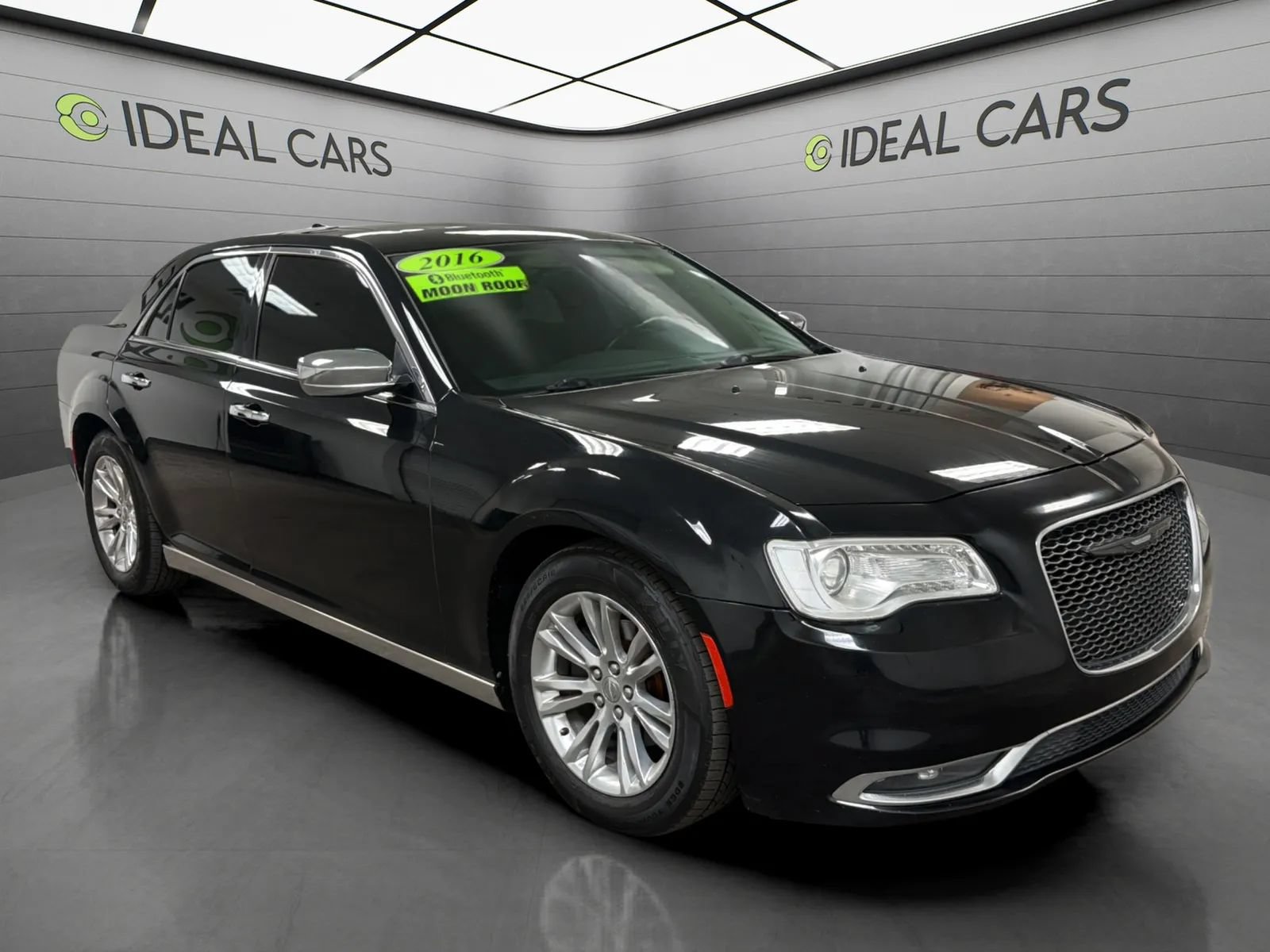 Used 2016 Chrysler 300 C RWD image 3