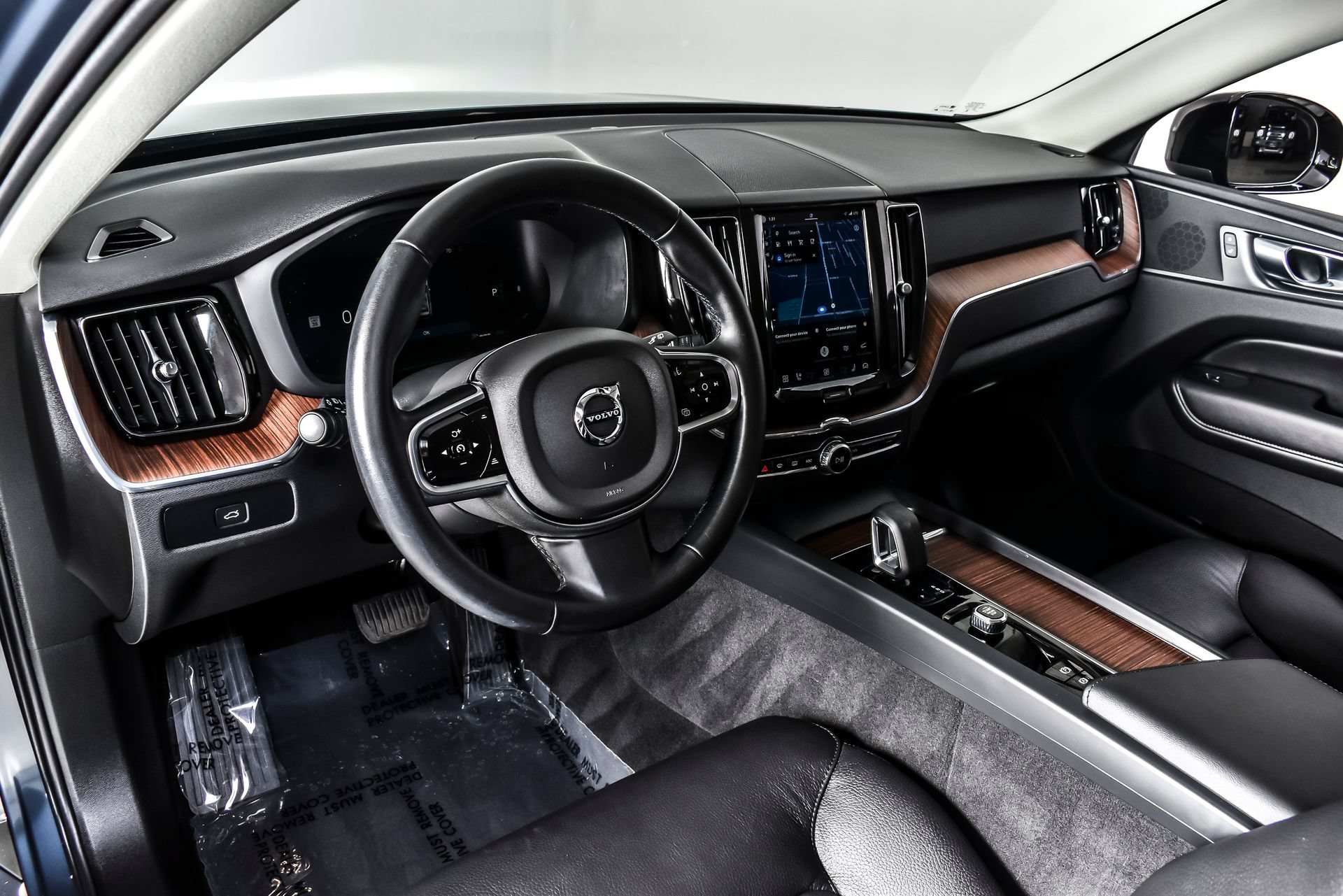 Used 2024 Volvo XC60 B5 Plus AWD/4WD image 17