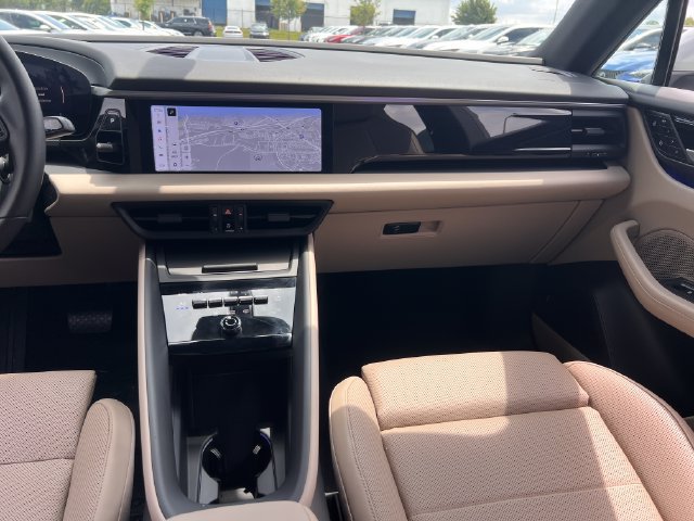Used 2025 Porsche Macan Electric w/ Premium Package RWD image 16