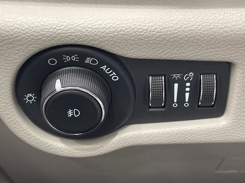 Used 2023 Chrysler Pacifica Touring-L image 34