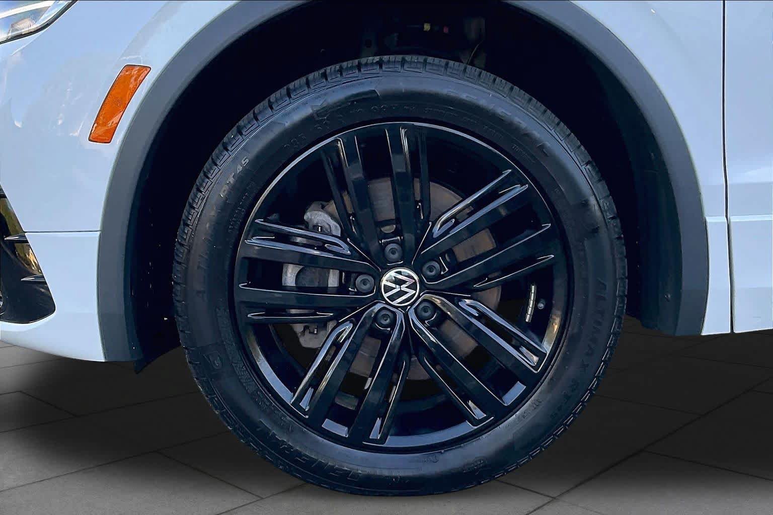Used 2022 Volkswagen Tiguan SE R-Line AWD/4WD image 10