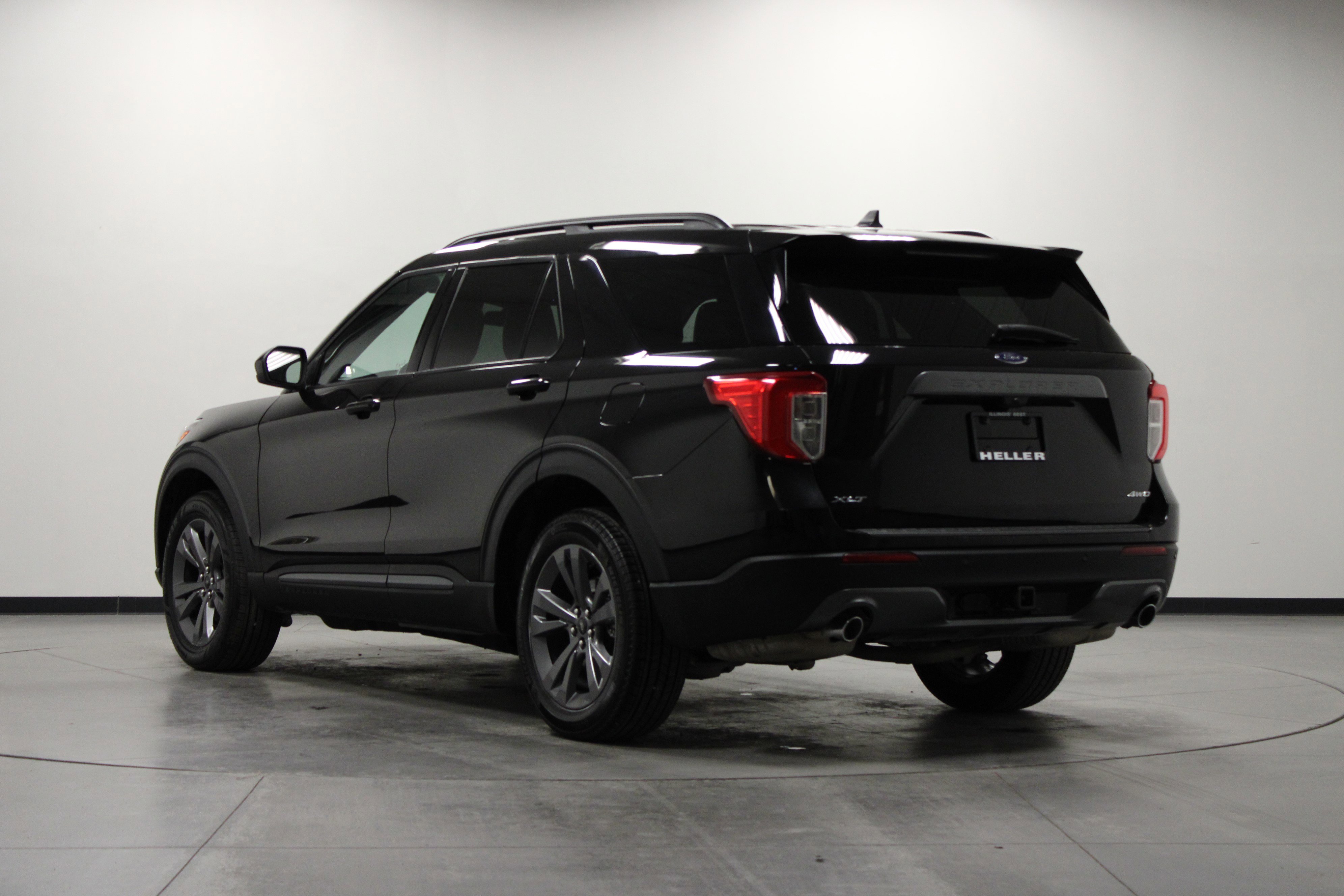 Used 2023 Ford Explorer XLT w/ Equipment Group 202A image 6