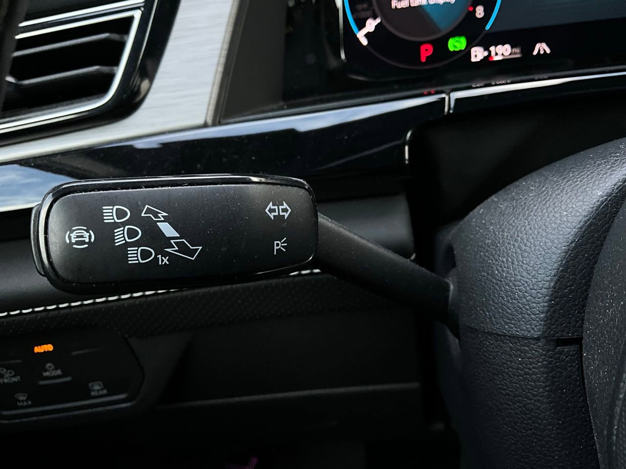 Used 2025 Volkswagen Atlas Cross Sport SE FWD image 38