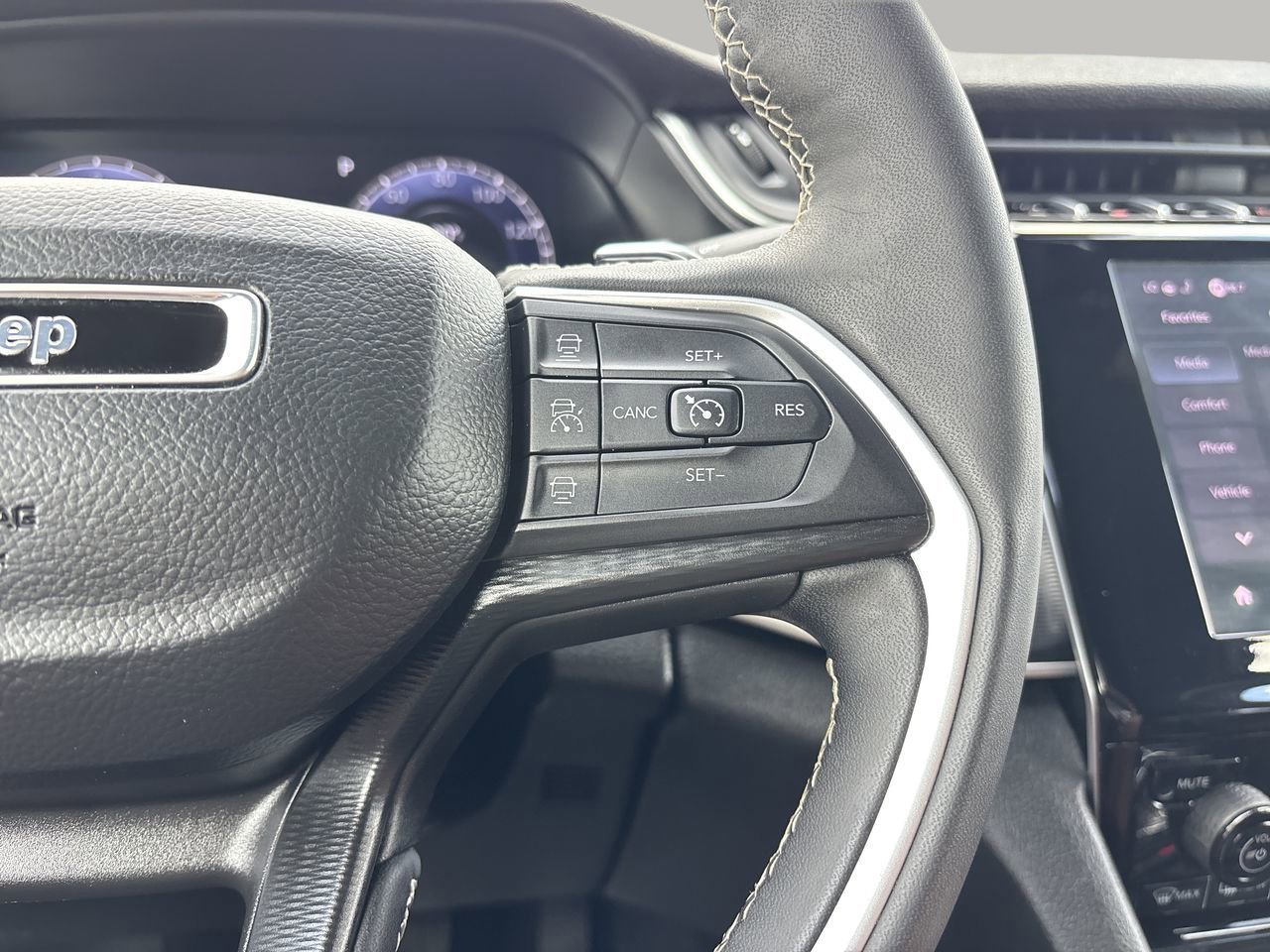 Used 2025 Jeep Grand Cherokee Altitude image 28