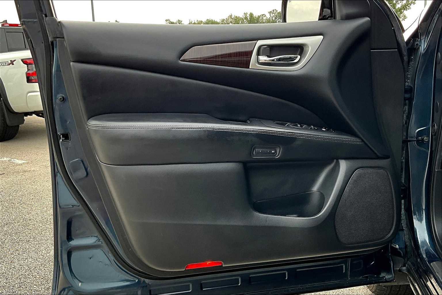 Used 2013 Nissan Pathfinder SL FWD image 22