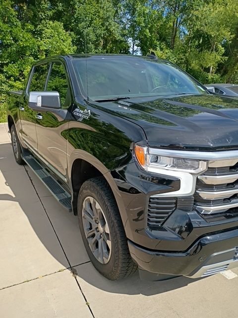 Used 2024 Chevrolet Silverado 1500 High Country w/ Z71 Off-Road Package AWD/4WD image 3