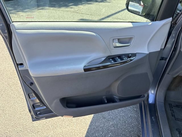 Used 2016 Toyota Sienna XLE w/ XLE Navigation Package FWD image 13