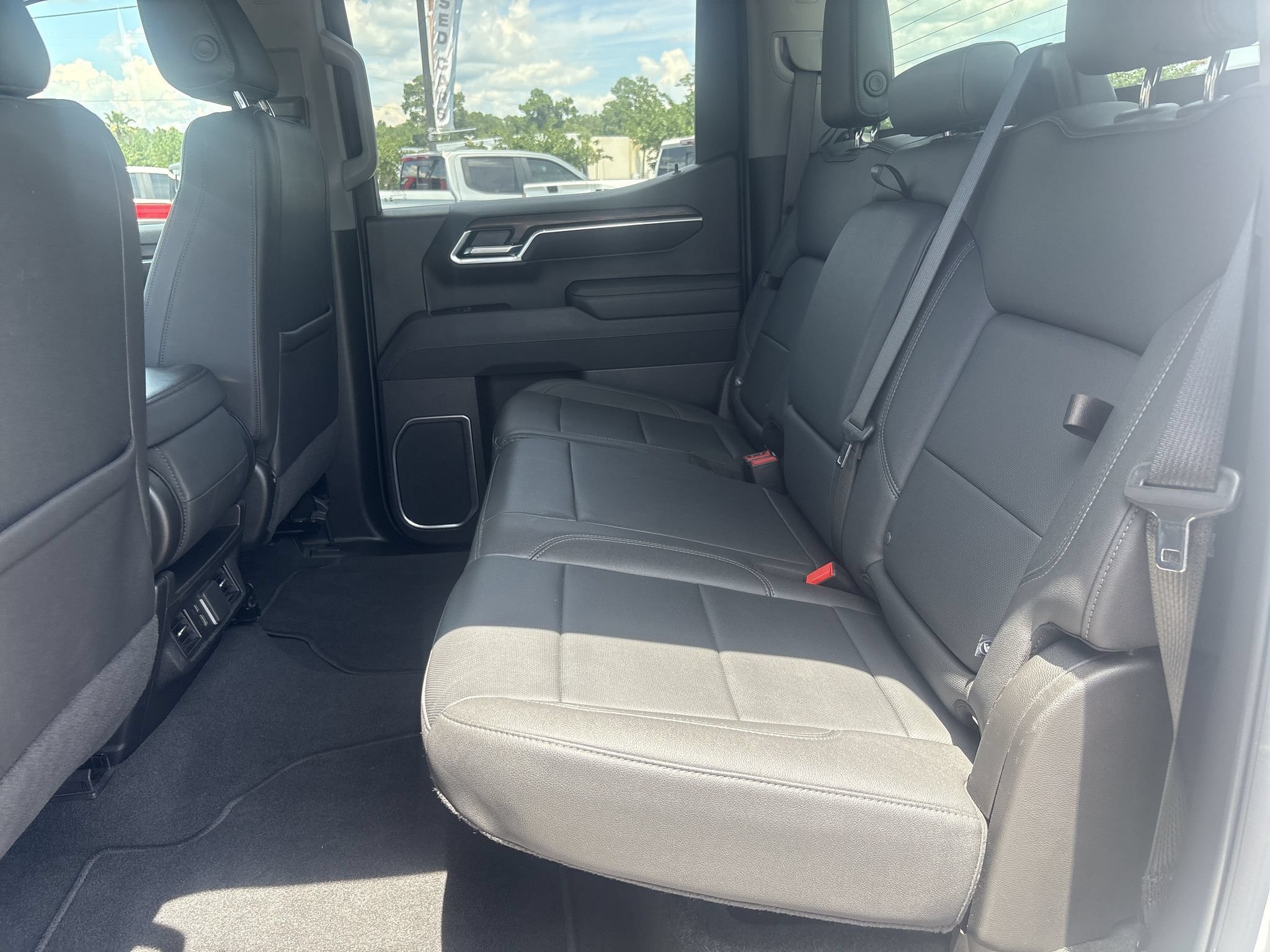 Used 2025 GMC Sierra 1500 SLT AWD/4WD image 13