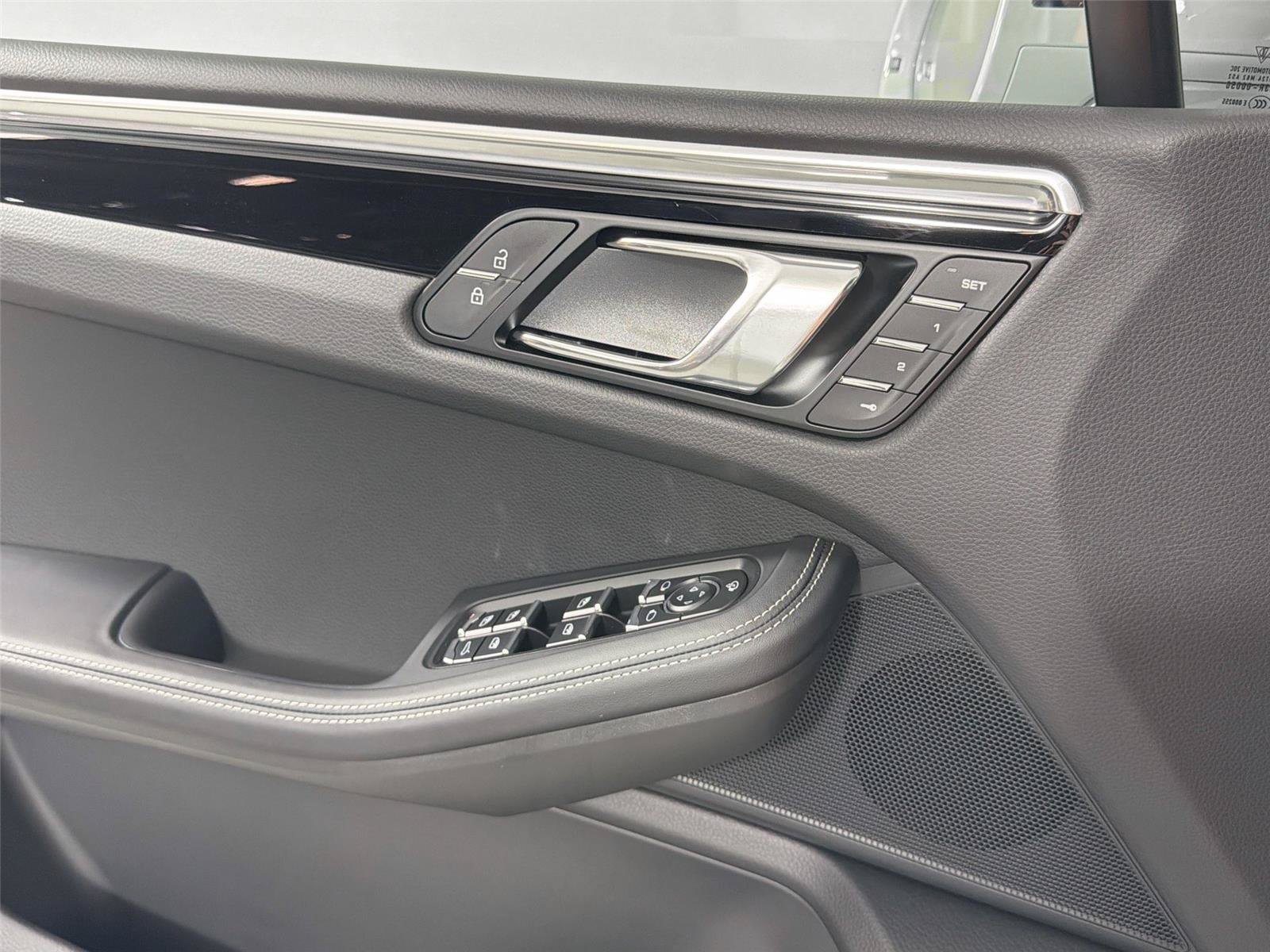 Certified 2025 Porsche Macan S AWD/4WD image 31