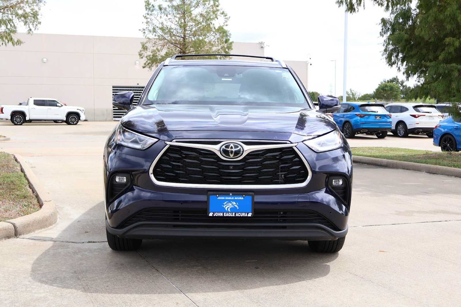 Used 2024 Toyota Highlander Limited FWD image 6