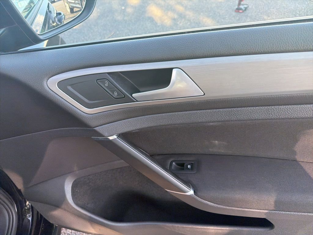 Used 2016 Volkswagen Golf S image 28