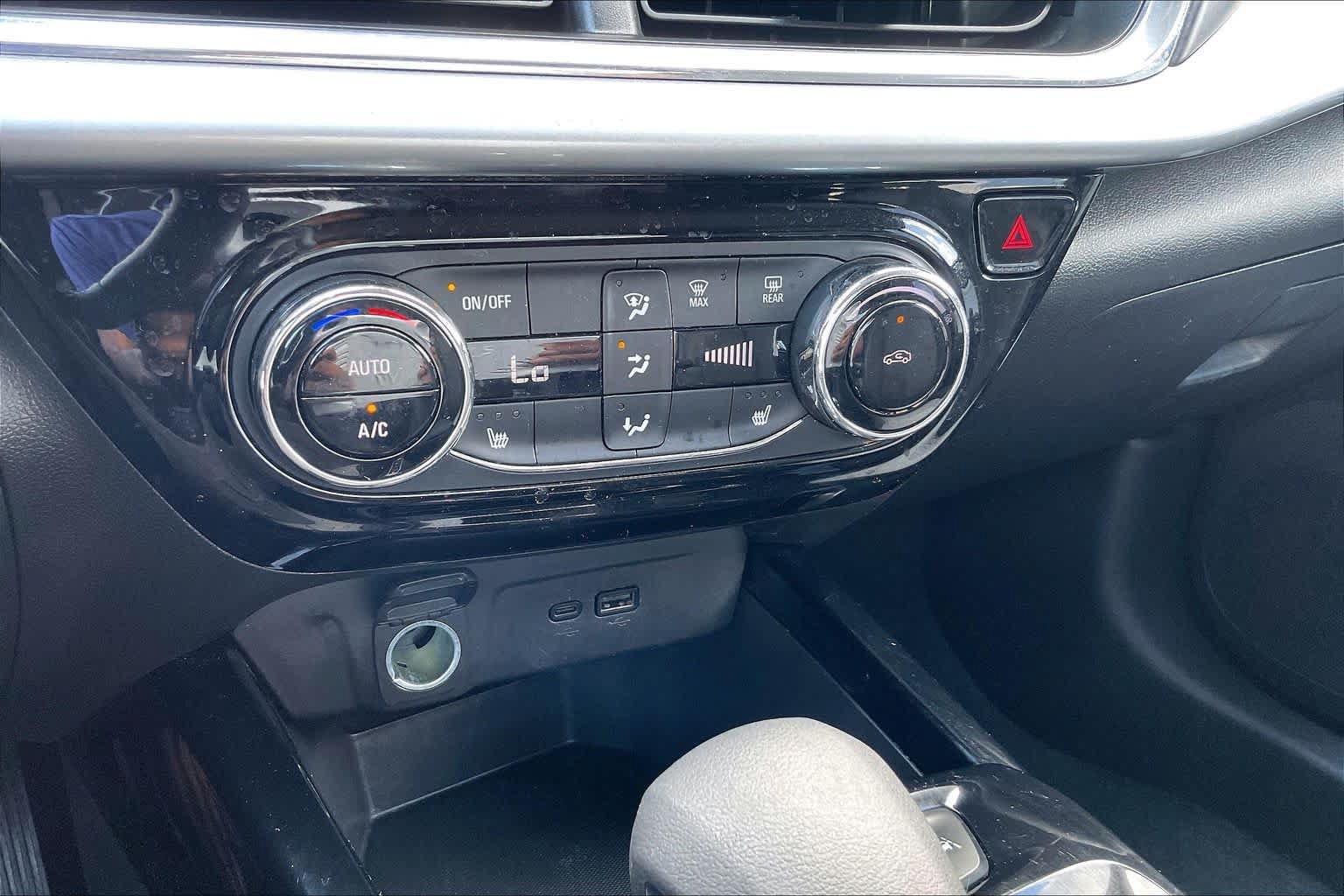 Used 2025 Chevrolet Trax LT w/ LT Convenience Package FWD image 34