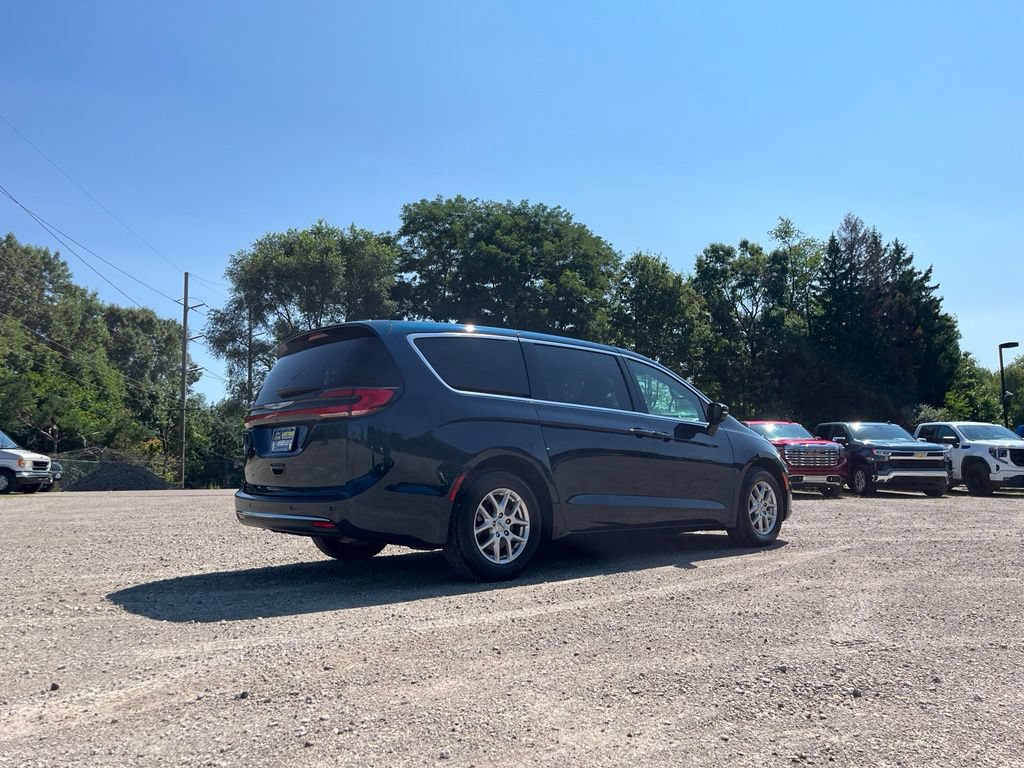 Used 2025 Chrysler Pacifica Select FWD image 7