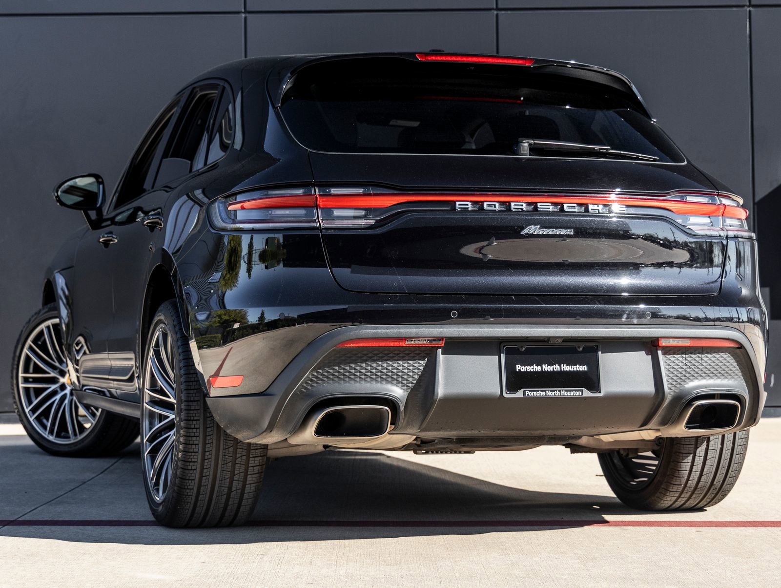 Certified 2023 Porsche Macan image 3
