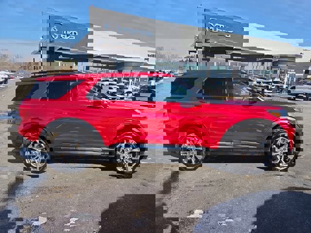 Used 2022 Ford Explorer XLT w/ Equipment Group 202A image 6