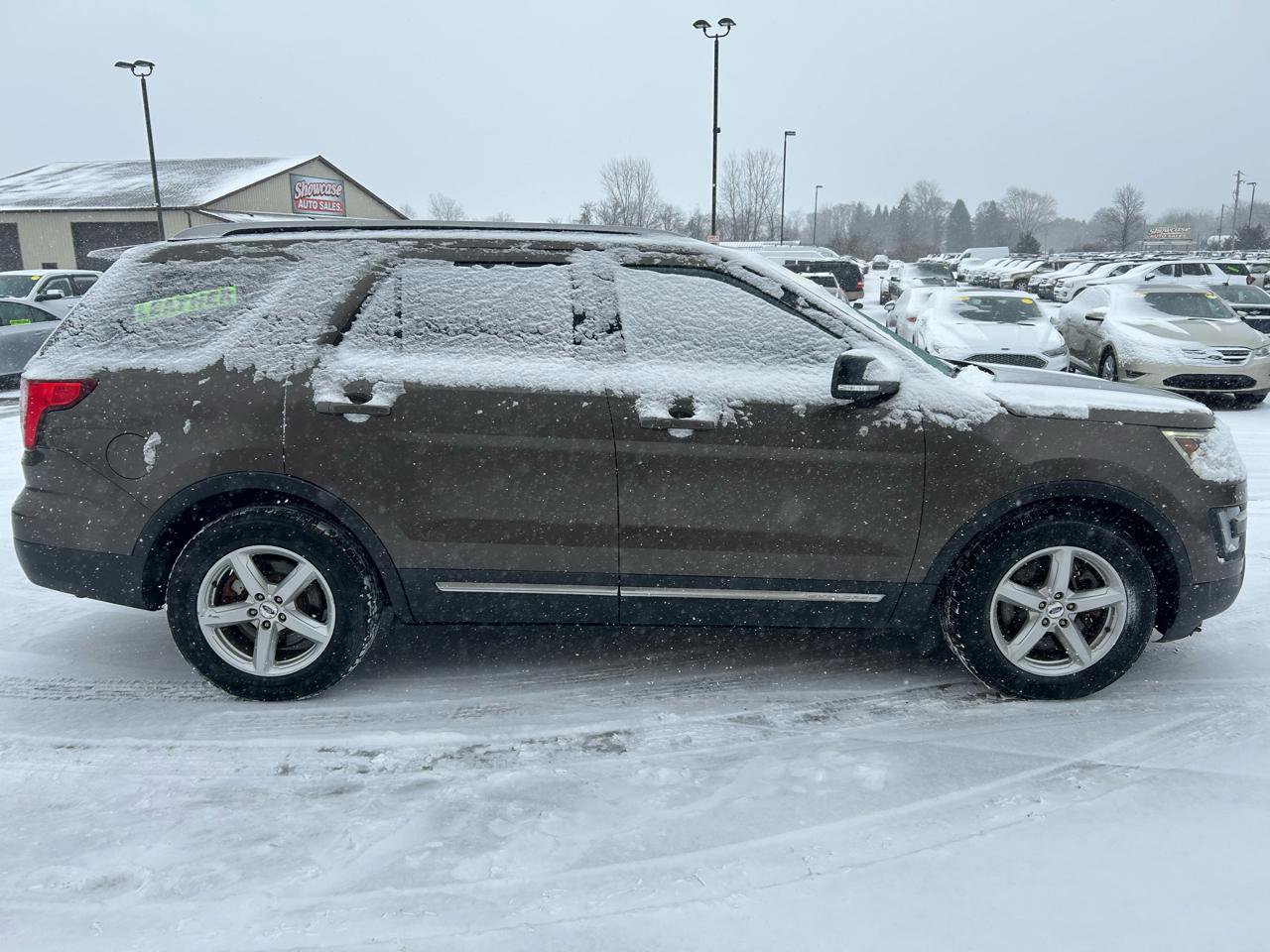 Used 2016 Ford Explorer XLT w/ Equipment Group 202A image 4