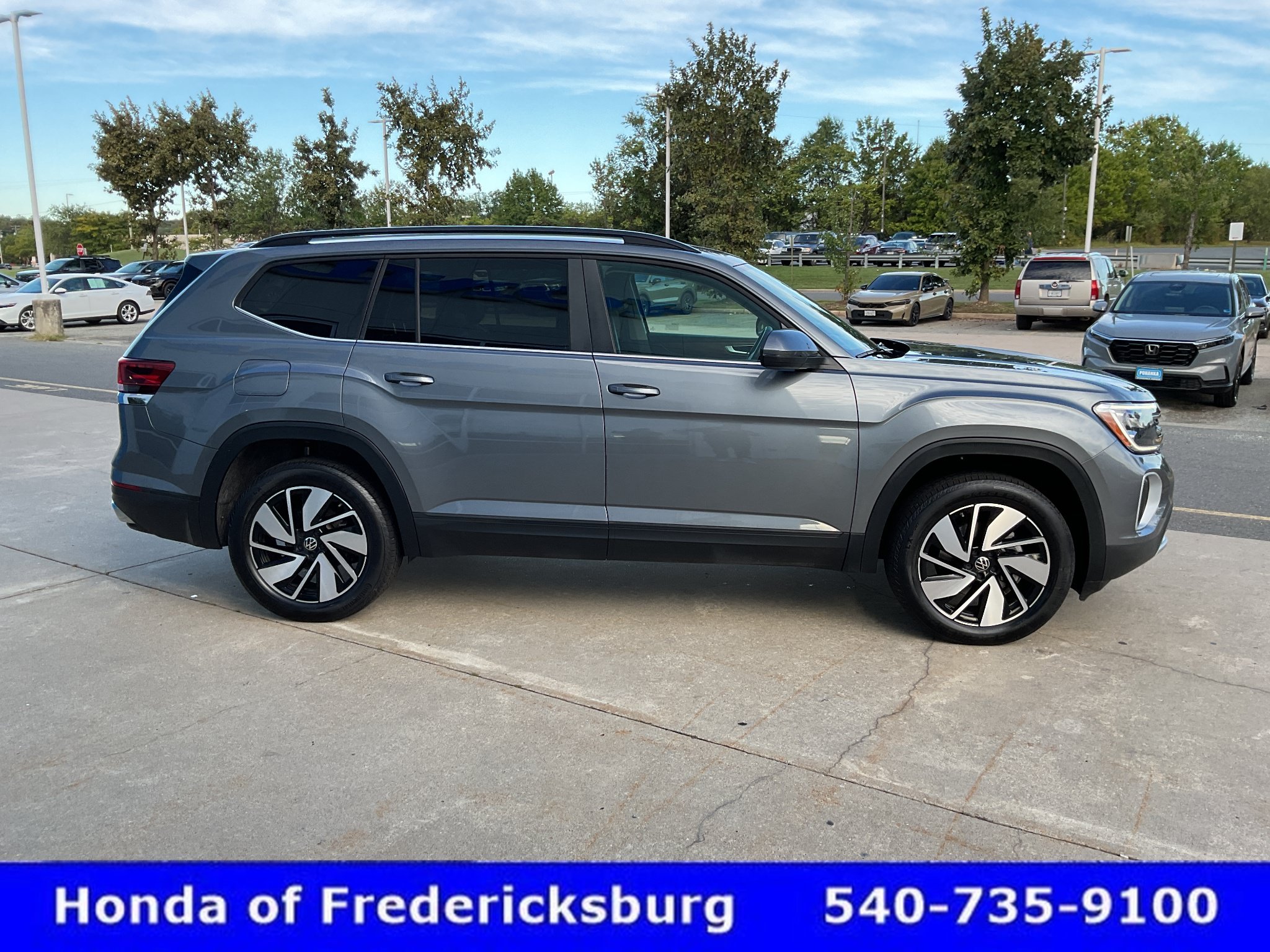 Used 2025 Volkswagen Atlas SE AWD/4WD image 7