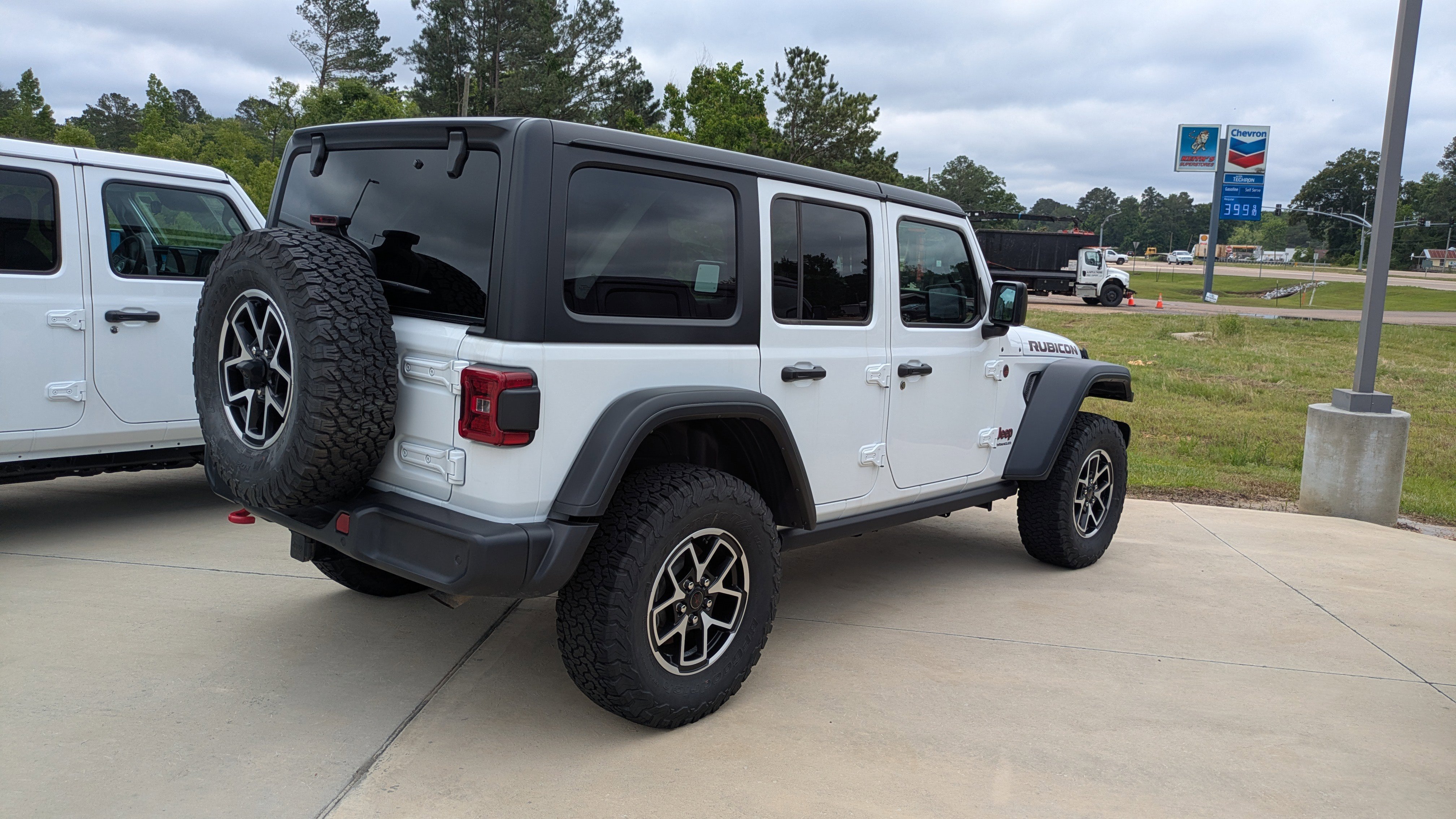 Used 2025 Jeep Wrangler Unlimited Rubicon w/ Safety Group AWD/4WD image 3