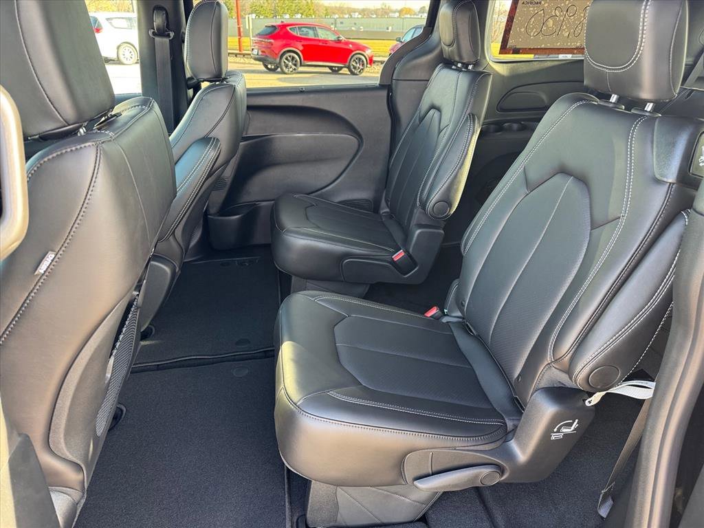New 2026 Chrysler Pacifica Select w/ S Appearance Package AWD/4WD image 10