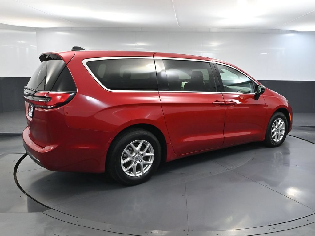 Used 2024 Chrysler Pacifica Touring-L FWD image 5