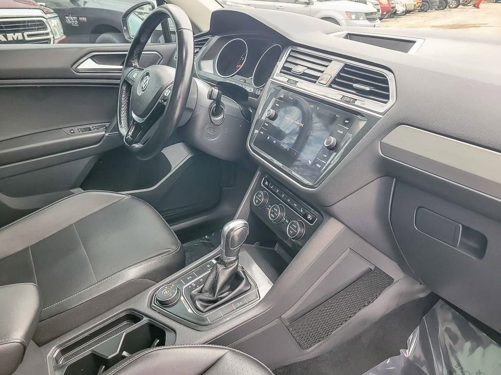 Used 2018 Volkswagen Tiguan SE w/ Panoramic Sunroof Package image 25