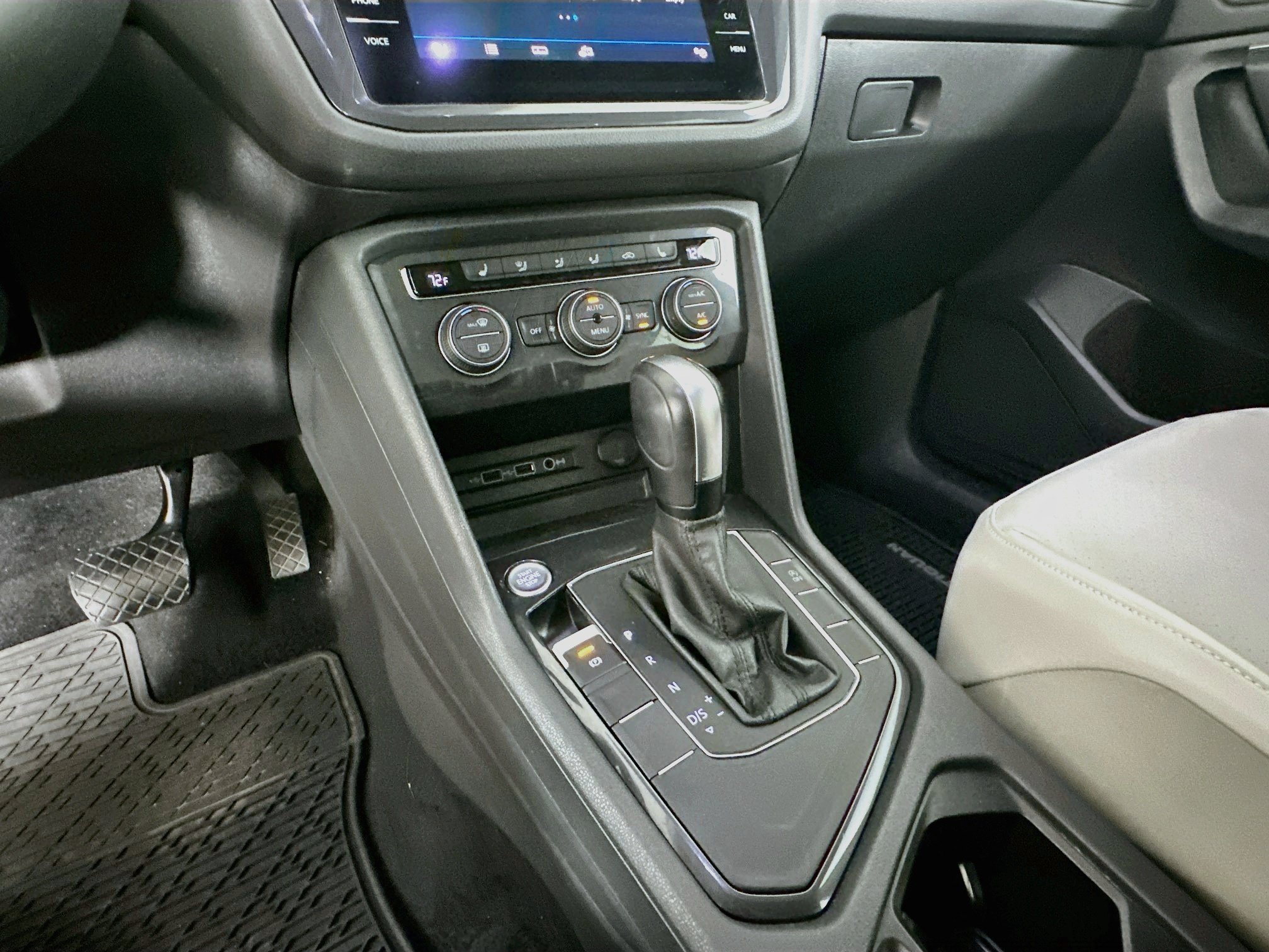Used 2020 Volkswagen Tiguan SE w/ Panoramic Sunroof Package FWD image 23