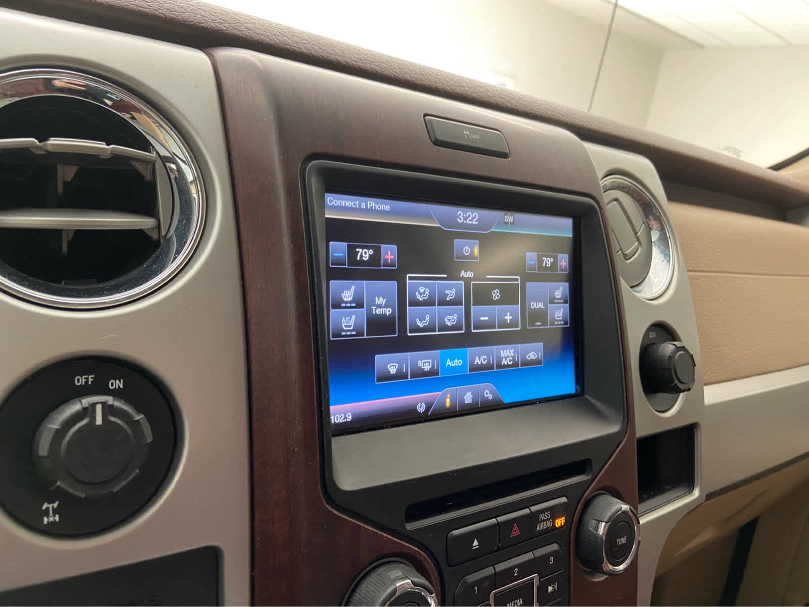 Used 2014 Ford F150 King Ranch w/ King Ranch Luxury Package RWD image 28