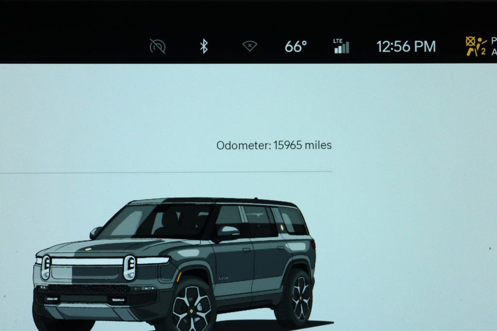 Used 2024 Rivian R1S Adventure image 15